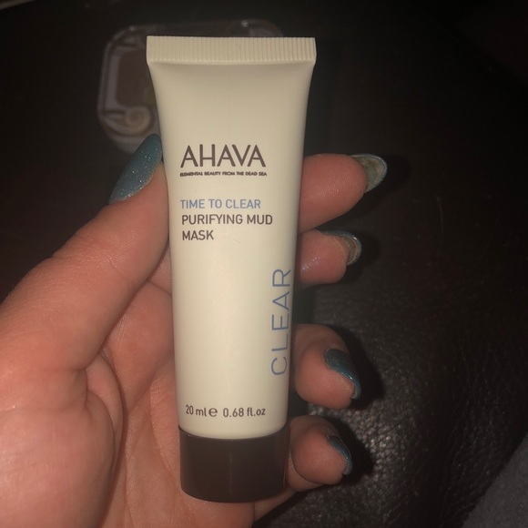 Makeup - Picture 3 of 6